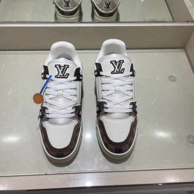 超酷新款lv Trainer 系列运动鞋出货 本款 Lv Trainer 运动鞋出自路易威登与 Tyler 合作系列，令 Monogram 图案和品牌标识分别化